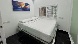 パトンビーチにあるPATONG TOWER FAMILY's APARTMENTS 2026の部屋の中にベッドがある小さな寝室 +11枚の写真