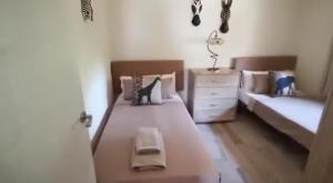 een slaapkamer met twee bedden en een ladekast bij Departamentos Márquez in Mar del Plata