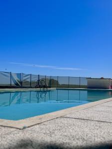 une piscine avec vue sur l'océan dans l'établissement El Caburé - Casa de Campo, à Young