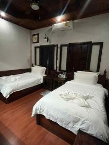 Postel nebo postele na pokoji v ubytování Ban Phanluang Guesthouse