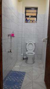 Ένα μπάνιο στο Oasis gardens Deliverance road