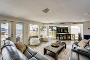 Posezení v ubytování Gulf Coast Luxury! Quiet Home 4 Mi to Sponge Docks