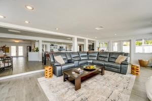 Posezení v ubytování Gulf Coast Luxury! Quiet Home 4 Mi to Sponge Docks