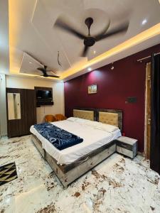 Ένα ή περισσότερα κρεβάτια σε δωμάτιο στο Hotel Pramod Garden