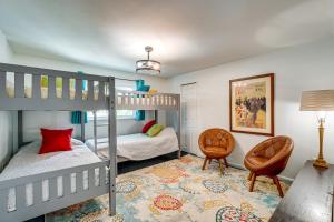 Postel nebo postele na pokoji v ubytování Gulf Coast Luxury! Quiet Home 4 Mi to Sponge Docks + 32 fotografií