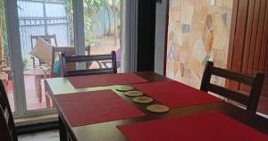 Una mesa de madera con servilletas rojas encima. en S And K Holiday Stay, en Beruwala