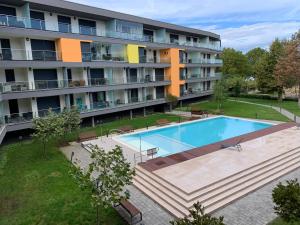un edificio de apartamentos con una gran piscina en Relax Apartman Siófok, en Siófok
