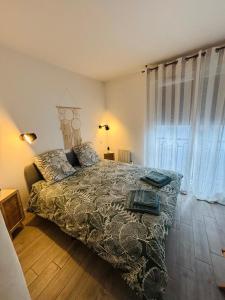 Un dormitorio con una cama y una ventana grande en Appartement terrasse entre Paris et Disney, en Bry-sur-Marne