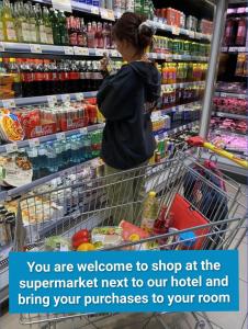 Supermarket nebo jiné obchody v  aparthotelu nebo okolí