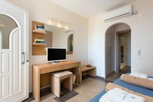 Cette chambre dispose d'un bureau et d'un ordinateur. dans l'établissement Krouzeri Beach Apartments, à Nisakion