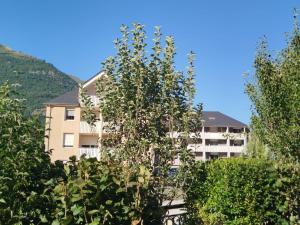 a building with trees in front of it at Alt'à Luz, Duplex 2 étoiles, 4 Pers , Ménage inclus in Luz-Saint-Sauveur