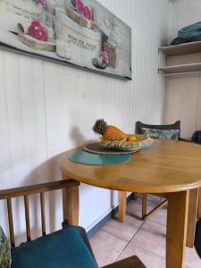 une table en bois avec un ananas au-dessus dans l'établissement Cascade et Paille-en-queue - Studio, à Hell-Bourg 3 autres photos