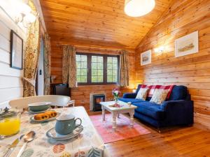 un soggiorno con un divano blu e un tavolo di 1 Bed in Higher Clovelly 00354 a Clovelly