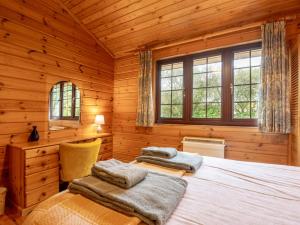 Postel nebo postele na pokoji v ubytování 3 Bed in Clovelly 00374