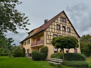 een huis met een bankje ervoor bij Gasthof Linden & Wildkräuterhotel in Windelsbach