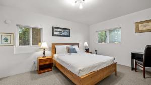 En eller flere senge i et værelse på Incredible Water Views Deck Relaxing Retreat Greenbank Getaway by AvantStay