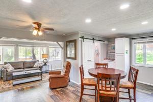 un salon avec une table et un canapé dans l'établissement Somerset Gem Upgraded Pull-Through Boat Parking, à Somerset