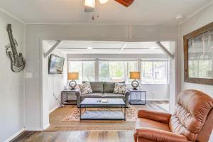 un salon avec un canapé et une table dans l'établissement Somerset Gem Upgraded Pull-Through Boat Parking, à Somerset