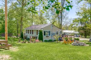 une petite maison au milieu d'une cour dans l'établissement Somerset Gem Upgraded Pull-Through Boat Parking, à Somerset