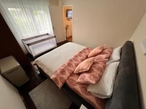 Postel nebo postele na pokoji v ubytování Hidden Garden Aranđelovac