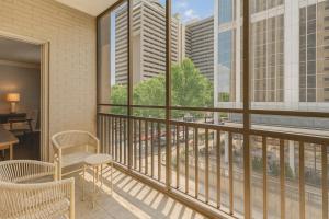 ein Balkon mit Blick auf die Stadt in der Unterkunft Downtown 1br Condo Walk To Stadium & Aquarium in Atlanta
