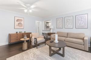 ein Wohnzimmer mit Sofa und Tisch in der Unterkunft Downtown 1br Condo Walk To Stadium & Aquarium in Atlanta