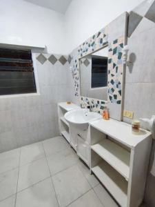 Koupelna v ubytování Reign Studio Apartment,BeachFront + 11 fotografií