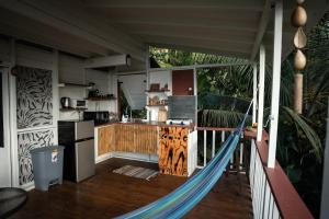 a kitchen with a hammock in a house at Shade in Parlatuvier