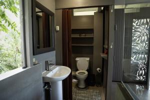 Koupelna v ubytování Shade