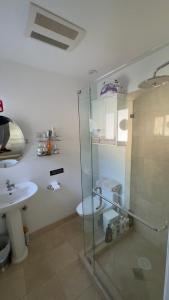 Un baño con ducha, inodoro y lavabo. en Joyful Place, en Sherman Oaks