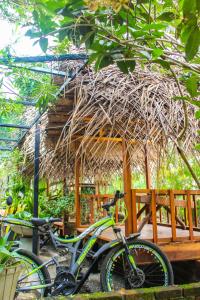 een fiets geparkeerd voor een hut bij Ella Mc Queen Homestay in Ella