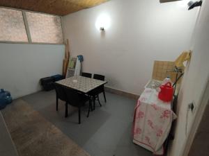 een kamer met een tafel en wat stoelen en een tafel en een tafelblad bij GiGi Affittacamere in Siracusa +13 foto's