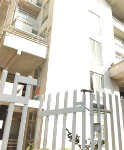 a white fence in front of a building at Apartamento Playas de Marbella in Cartagena de Indias