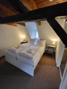 1 dormitorio con 1 cama blanca en el ático en Anno 1577 - Marktkirchhof 6, en Quedlinburg