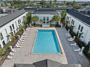 an overhead view of a swimming pool on top of a building at Orlando Palms in Orlando