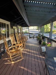 een rij schommelstoelen op een veranda bij Timberline Lodge - Arnold - Bear Valley - Murphys in Arnold