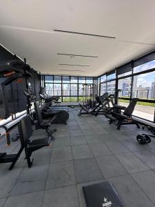um ginásio com passadeiras e cadeiras num edifício em Move Tambau 108 em Tambaú