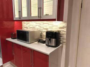 een aanrecht met een magnetron en een broodrooster bij Nurest in Germiston