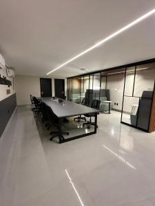 uma grande sala de jantar com mesa e cadeiras em Move Tambau 108 em Tambaú mais 28 fotografias