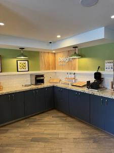 Kuchyň nebo kuchyňský kout v ubytování Spark by Hilton Oshawa