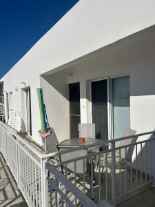 ein Balkon mit einem Tisch und Stühlen in der Unterkunft Venus205 in Paphos City