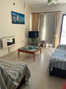 Una sala de estar con un sofá y una mesa de café. en Venus205, en Pafos 14 fotos más