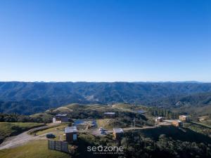 una vista aérea de las montañas en la distancia en Cabaña romántica cerca de Florianópolis VST038, en São Paulo dos Pinhais