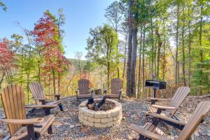 - un groupe de chaises et un foyer extérieur dans les bois dans l'établissement Cottage with Hot Tub 3 Mi to Downtown Blue Ridge!, à Blue Ridge