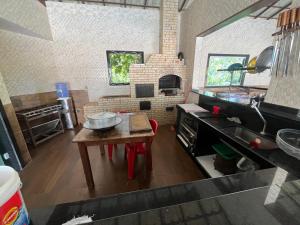 Una cocina o cocineta en Chácara Paraíso sete