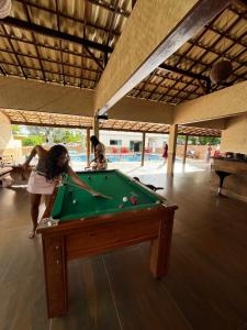 Una mesa de billar en Chácara Paraíso sete