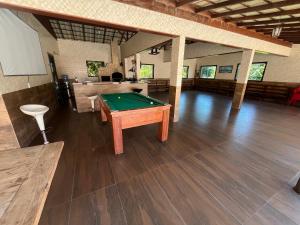 Una mesa de billar en Chácara Paraíso sete