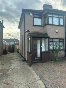ein Haus mit einer Seitentür in der Unterkunft Modern 3 Bed Free Parking 10 mins walk to station in Dagenham