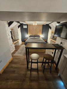 ein Schlafzimmer mit einem Bett und einem Tisch und Stühlen in der Unterkunft Romantic Hideaway in Trawsfynydd + 19 Fotos