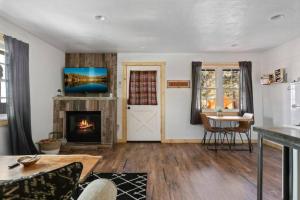 Kuchyň nebo kuchyňský kout v ubytování Modern Chic Spruce Retreat